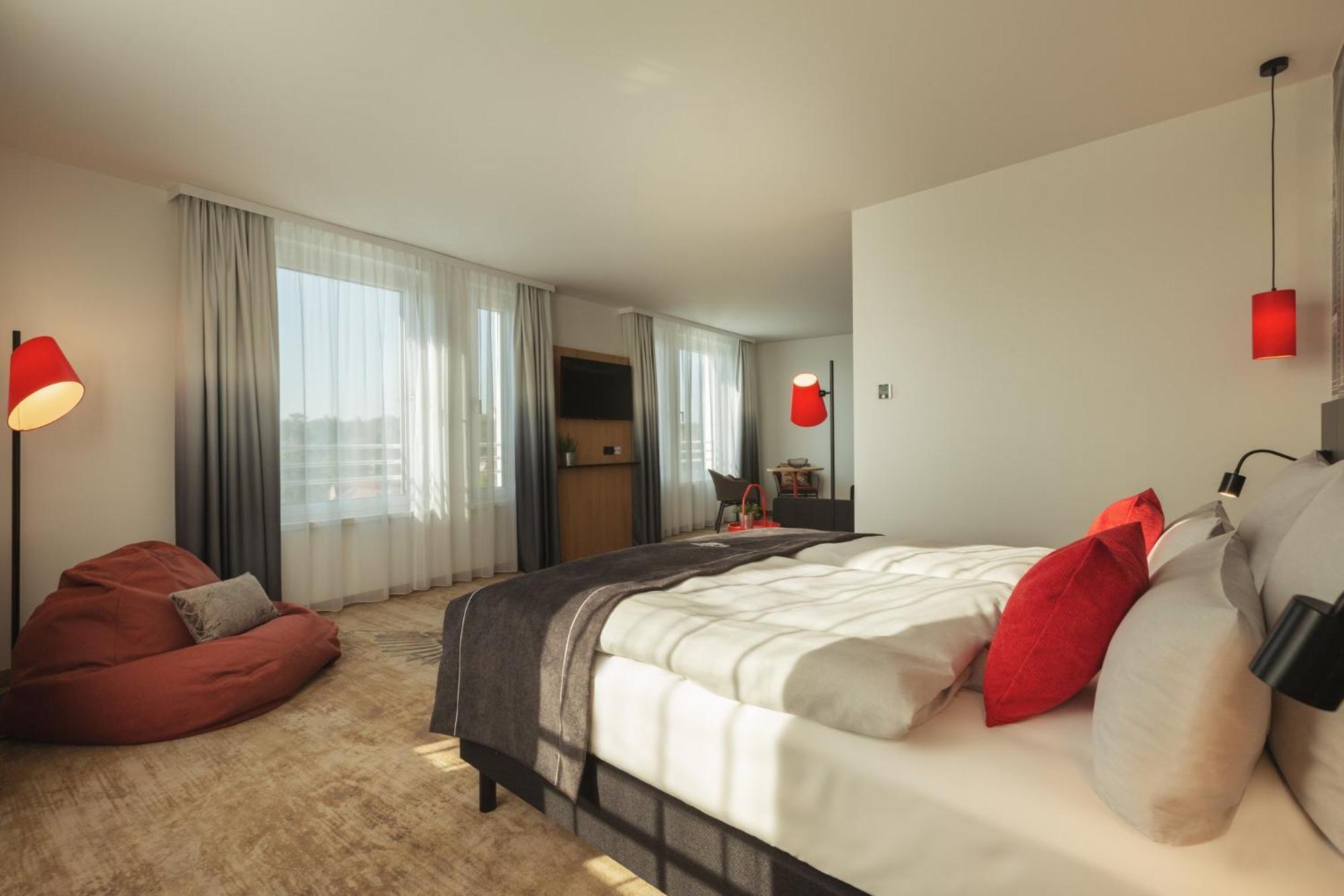 Holiday Inn - The Niu, Sparrow Regensburg By Ihg Bagian luar foto